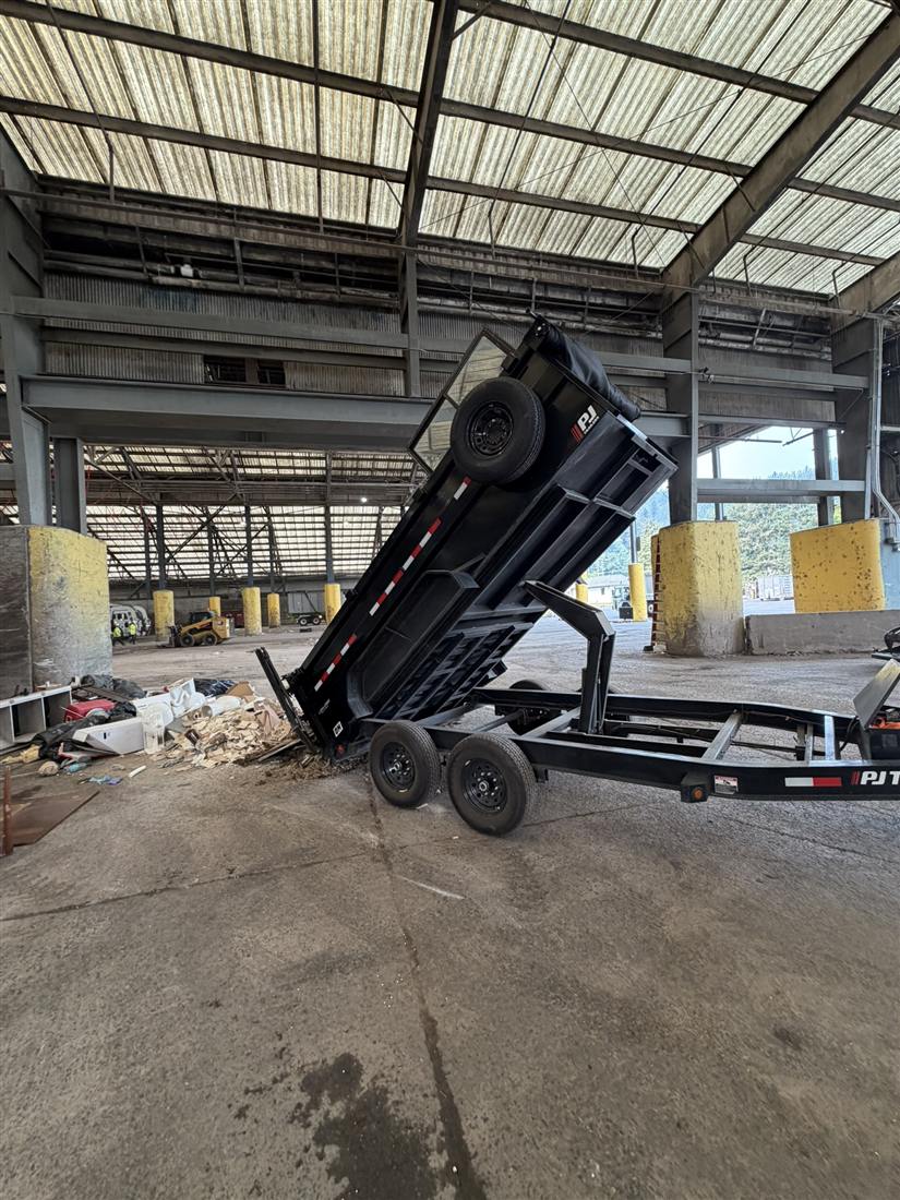 Hydraulic dump trailer unloading at the transfer station